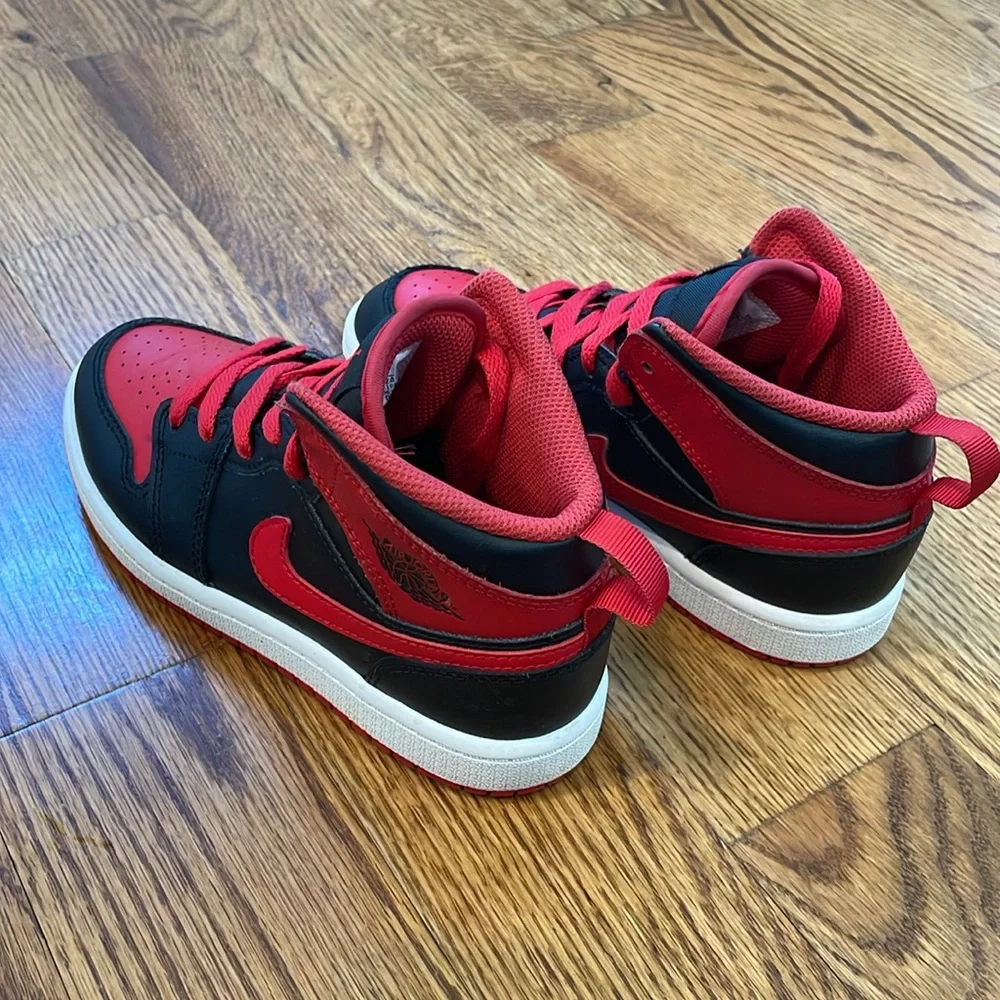 Jordan 1 Retro High Bred Sneakers/Shoes. Size 1Y. Like New Condition.
